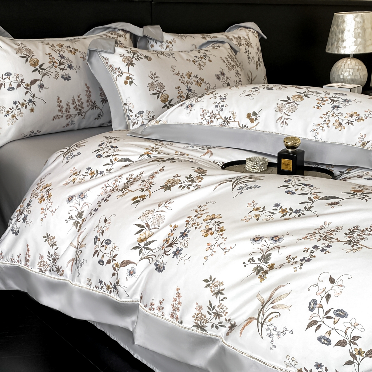 91家纺网 家纺一手货源 找家纺 博纳家纺 2026新款100%莱赛尔天丝四件套宽边拼角绣花工艺数码印花田园风轻奢凉感四件套（礼盒装） 花枝嫣然