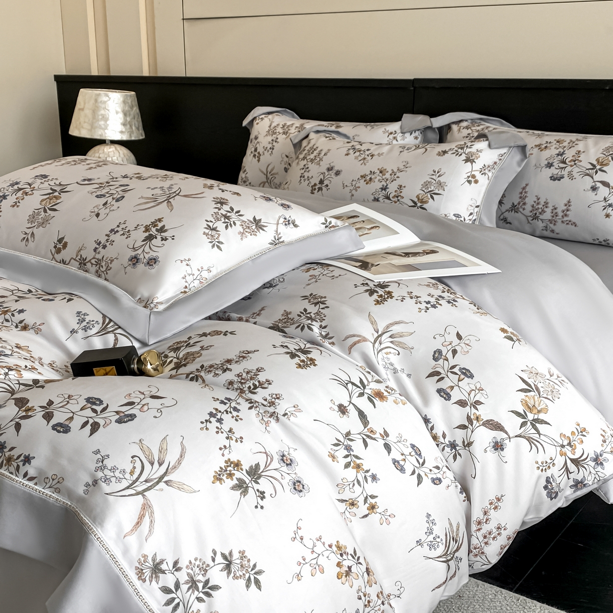 91家纺网 家纺一手货源 找家纺 博纳家纺 2026新款100%莱赛尔天丝四件套宽边拼角绣花工艺数码印花田园风轻奢凉感四件套（礼盒装） 花枝嫣然