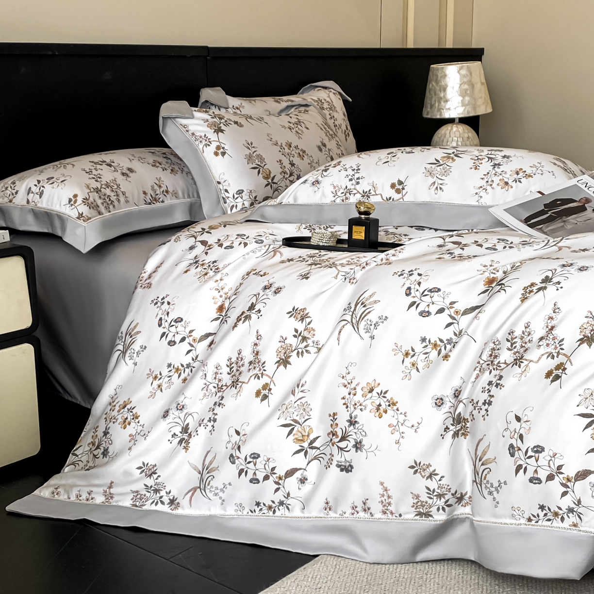 91家纺网 家纺一手货源 找家纺 博纳家纺 2026新款100%莱赛尔天丝四件套宽边拼角绣花工艺数码印花田园风轻奢凉感四件套（礼盒装） 花枝嫣然