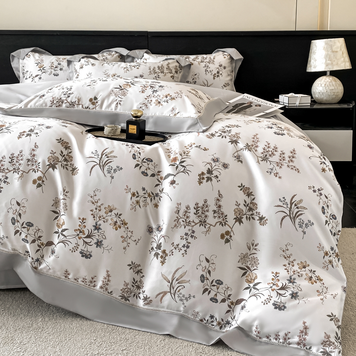 91家纺网 家纺一手货源 找家纺 博纳家纺 2026新款100%莱赛尔天丝四件套宽边拼角绣花工艺数码印花田园风轻奢凉感四件套（礼盒装） 花枝嫣然