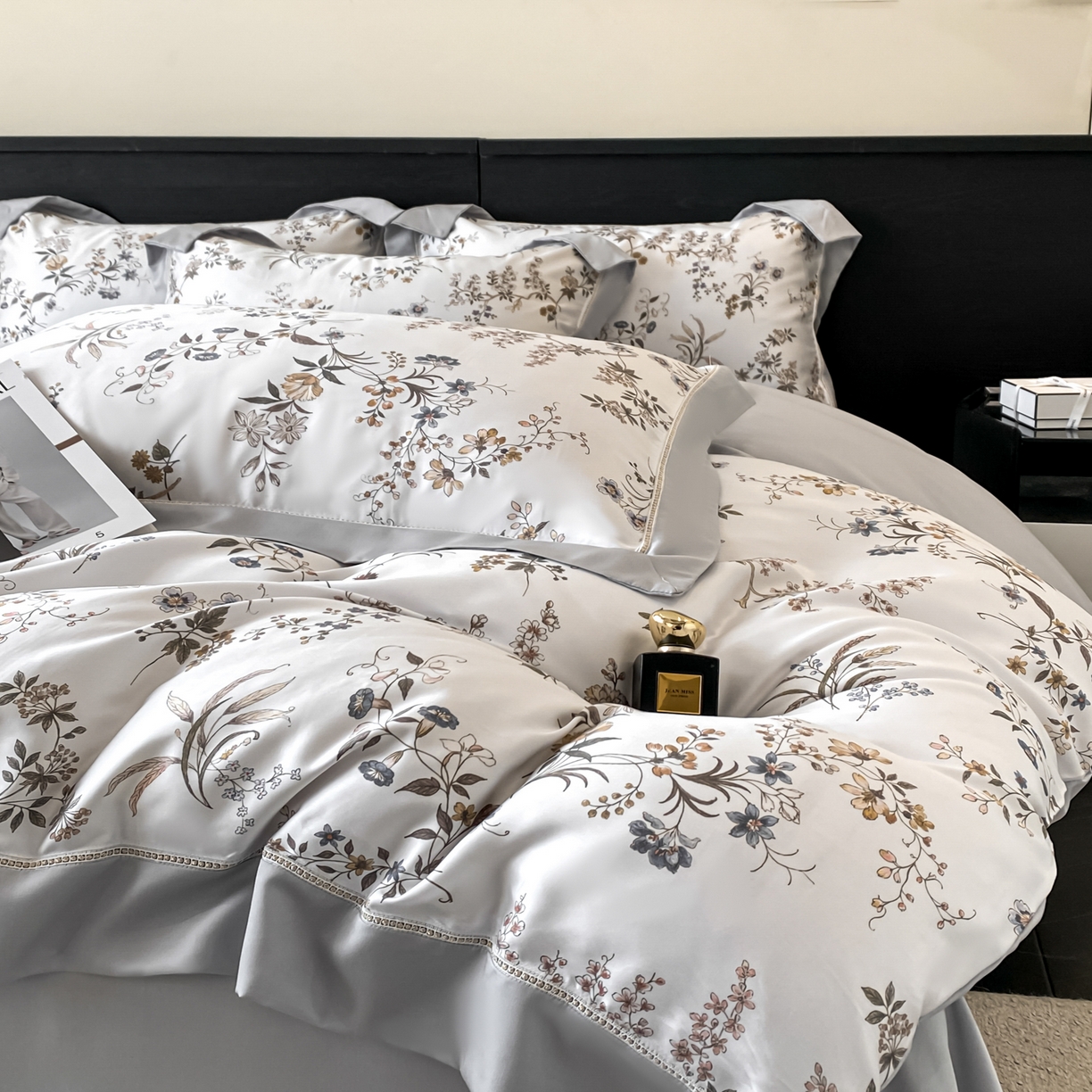 91家纺网 家纺一手货源 找家纺 博纳家纺 2026新款100%莱赛尔天丝四件套宽边拼角绣花工艺数码印花田园风轻奢凉感四件套（礼盒装） 花枝嫣然