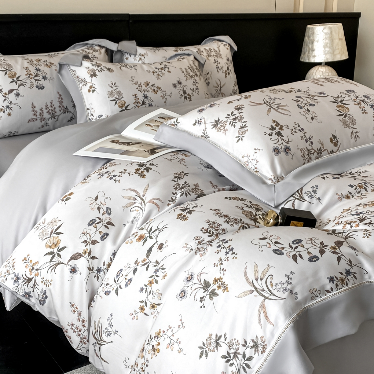 91家纺网 家纺一手货源 找家纺 博纳家纺 2026新款100%莱赛尔天丝四件套宽边拼角绣花工艺数码印花田园风轻奢凉感四件套（礼盒装） 花枝嫣然