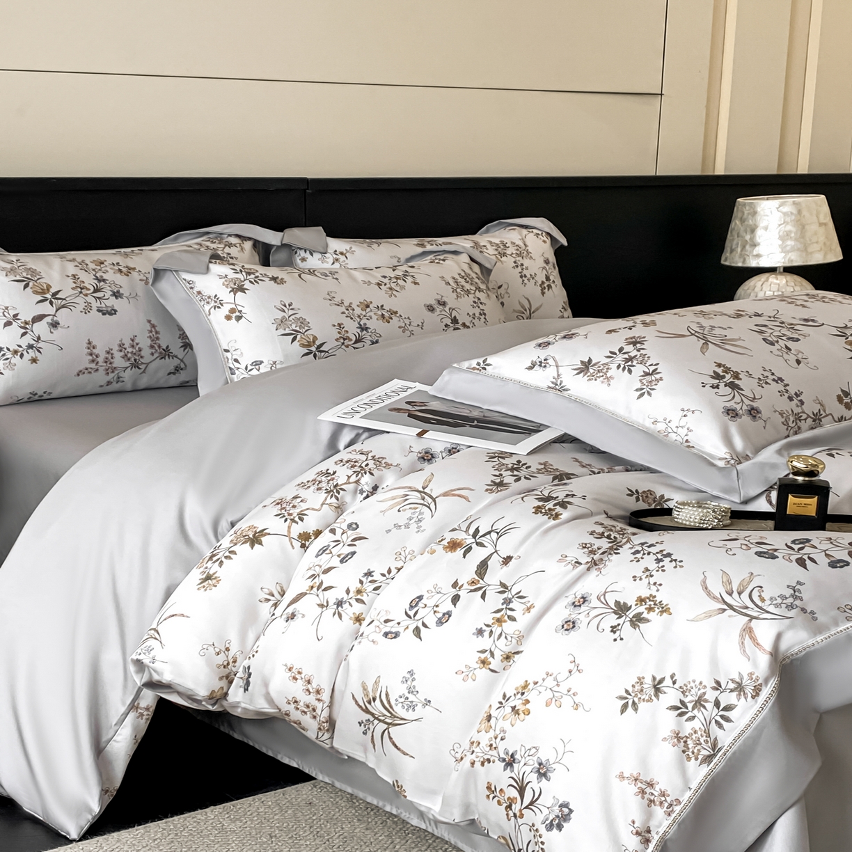 91家纺网 家纺一手货源 找家纺 博纳家纺 2026新款100%莱赛尔天丝四件套宽边拼角绣花工艺数码印花田园风轻奢凉感四件套（礼盒装） 花枝嫣然