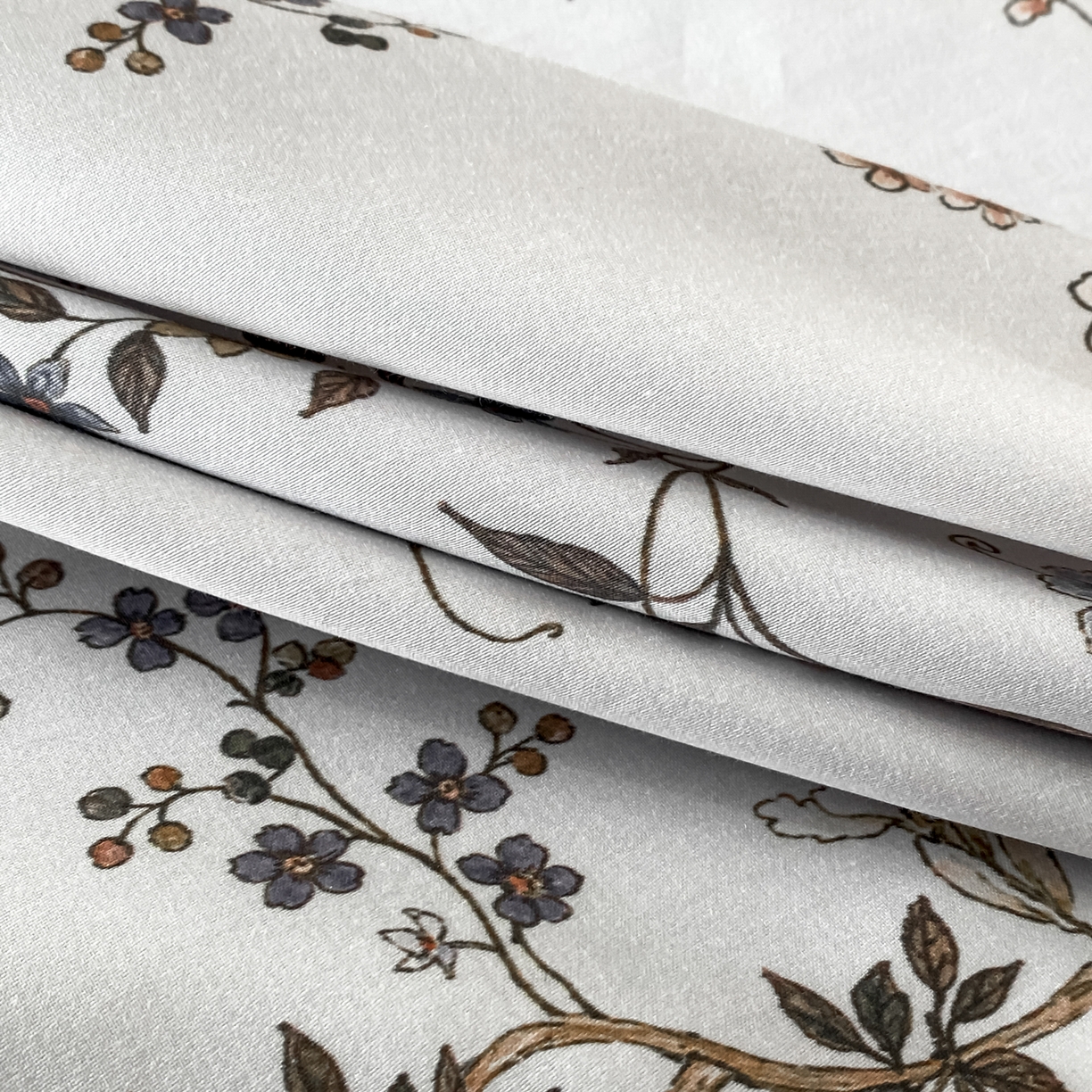 91家纺网 家纺一手货源 找家纺 博纳家纺 2026新款100%莱赛尔天丝四件套宽边拼角绣花工艺数码印花田园风轻奢凉感四件套（礼盒装） 花枝嫣然