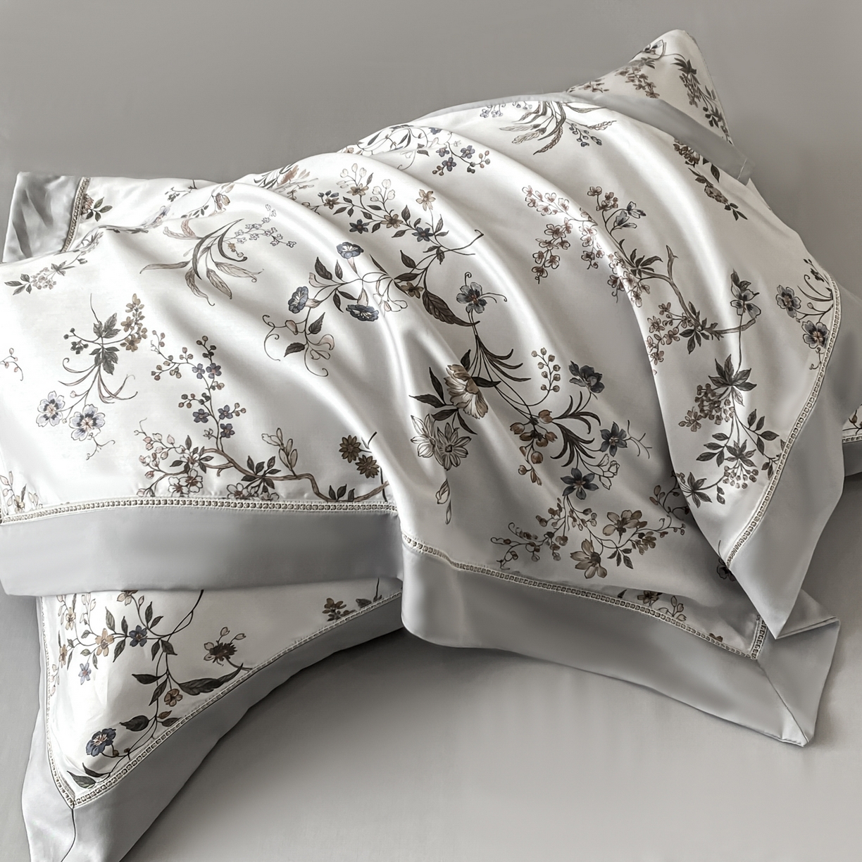 91家纺网 家纺一手货源 找家纺 博纳家纺 2026新款100%莱赛尔天丝四件套宽边拼角绣花工艺数码印花田园风轻奢凉感四件套（礼盒装） 花枝嫣然