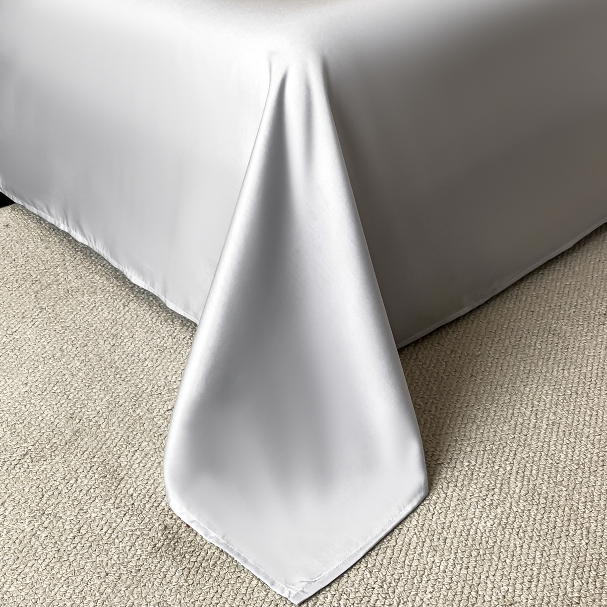 91家纺网 家纺一手货源 找家纺 博纳家纺 2026新款100%莱赛尔天丝四件套宽边拼角绣花工艺数码印花田园风轻奢凉感四件套（礼盒装） 花枝嫣然