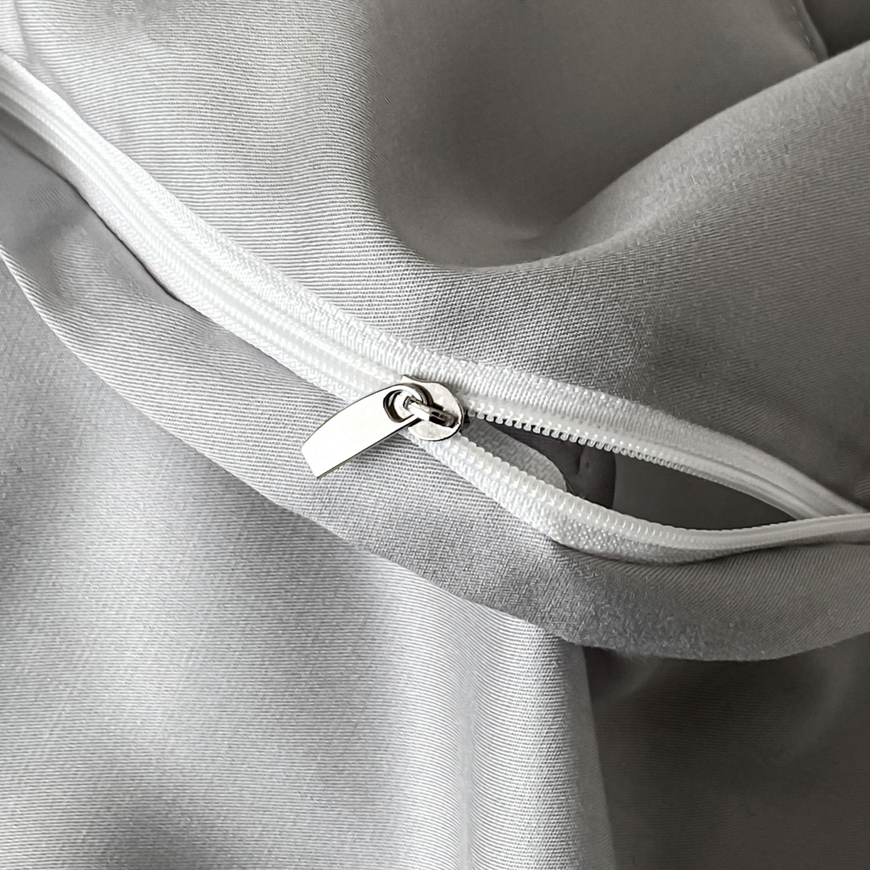 91家纺网 家纺一手货源 找家纺 博纳家纺 2026新款100%莱赛尔天丝四件套宽边拼角绣花工艺数码印花田园风轻奢凉感四件套（礼盒装） 花枝嫣然