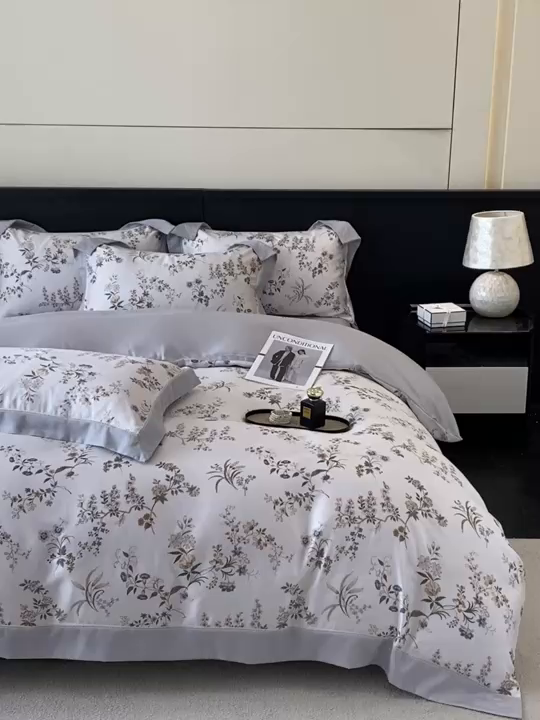 91家纺网 家纺一手货源 找家纺 博纳家纺 2026新款100%莱赛尔天丝四件套宽边拼角绣花工艺数码印花田园风轻奢凉感四件套（礼盒装） 花枝嫣然