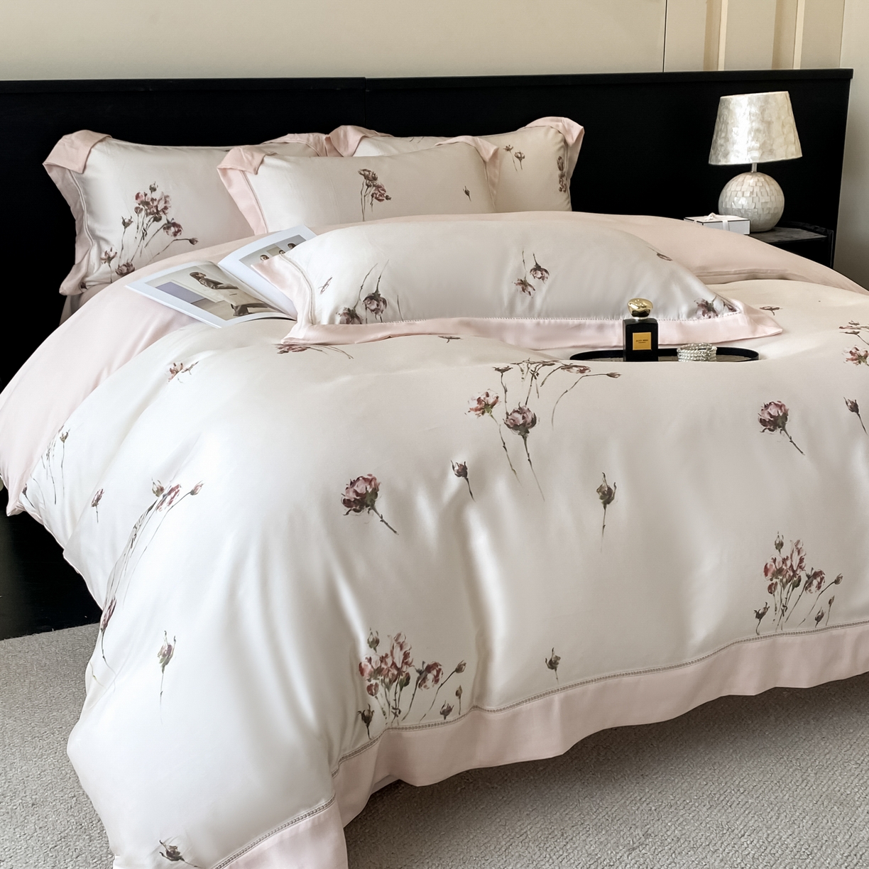 91家纺网 家纺一手货源 找家纺 博纳家纺 2026新款100%莱赛尔天丝四件套宽边拼角绣花工艺数码印花田园风轻奢凉感四件套（礼盒装） 夕颜