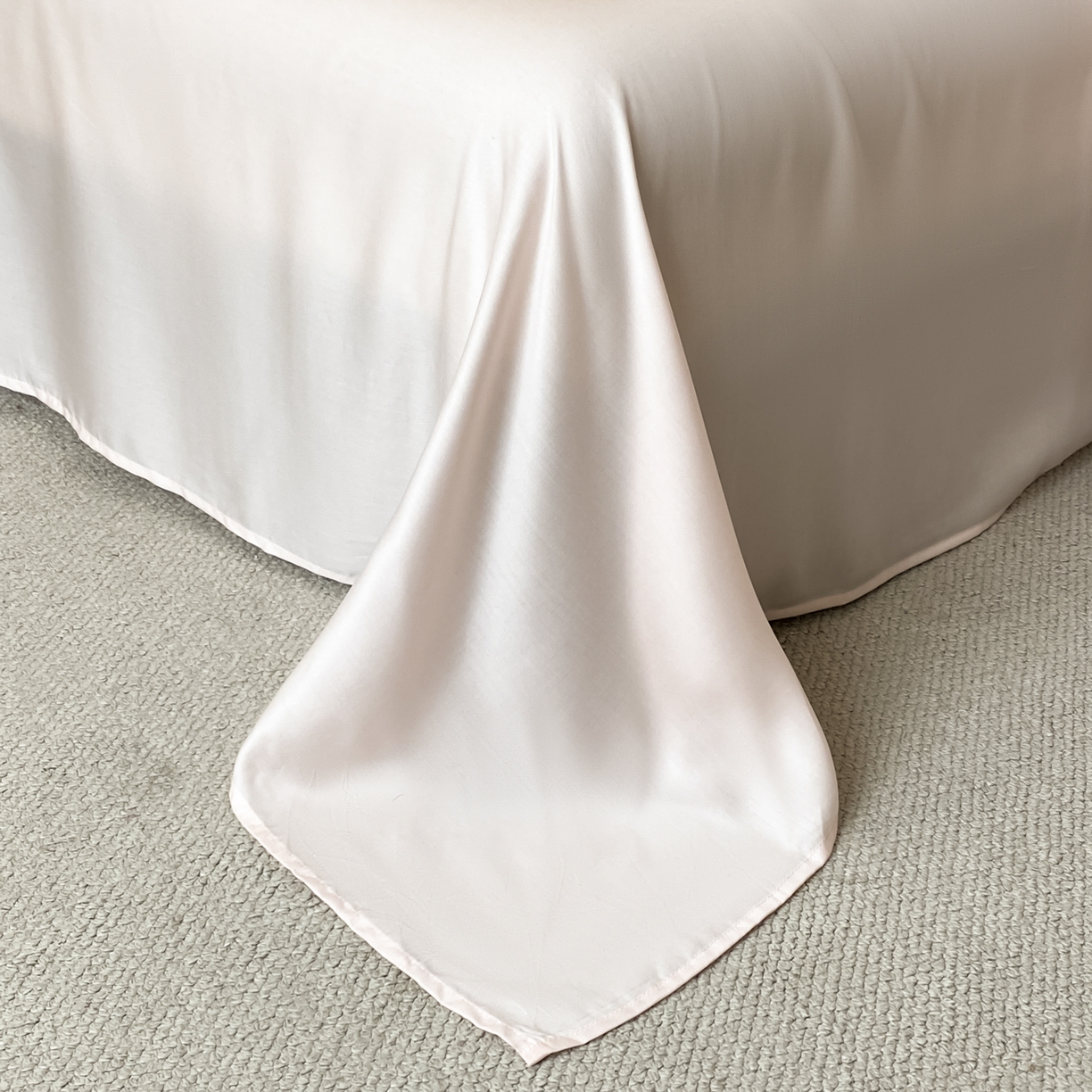 91家纺网 家纺一手货源 找家纺 博纳家纺 2026新款100%莱赛尔天丝四件套宽边拼角绣花工艺数码印花田园风轻奢凉感四件套（礼盒装） 夕颜