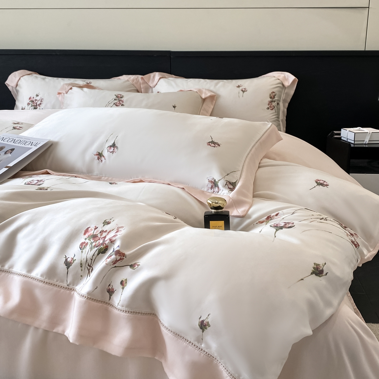 91家纺网 家纺一手货源 找家纺 博纳家纺 2026新款100%莱赛尔天丝四件套宽边拼角绣花工艺数码印花田园风轻奢凉感四件套（礼盒装） 夕颜