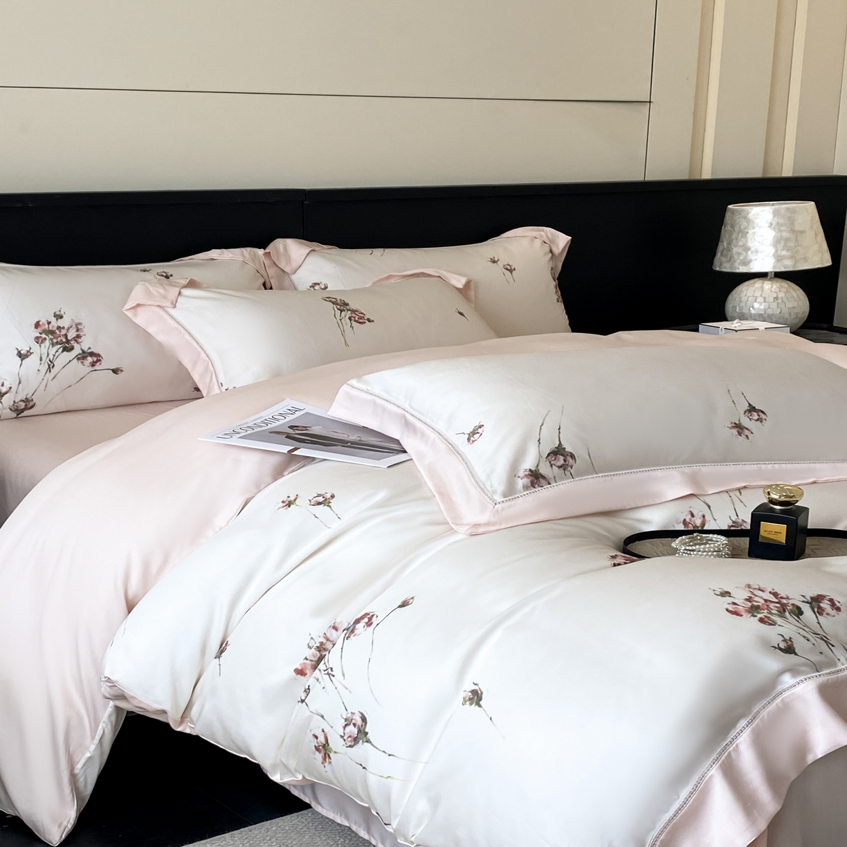 91家纺网 家纺一手货源 找家纺 博纳家纺 2026新款100%莱赛尔天丝四件套宽边拼角绣花工艺数码印花田园风轻奢凉感四件套（礼盒装） 夕颜