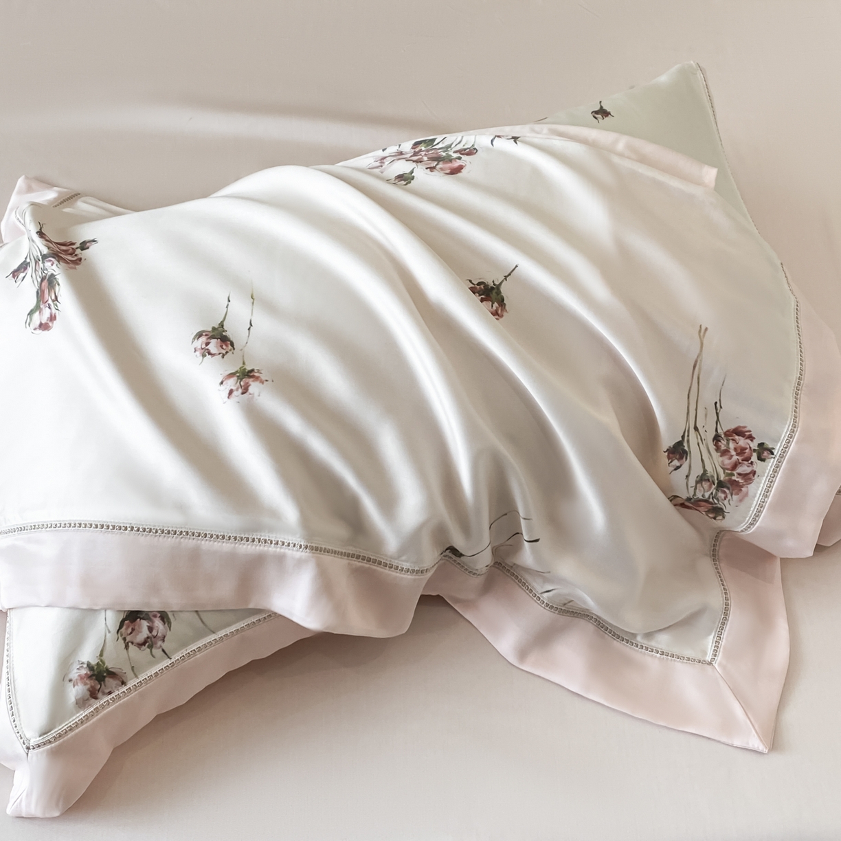 91家纺网 家纺一手货源 找家纺 博纳家纺 2026新款100%莱赛尔天丝四件套宽边拼角绣花工艺数码印花田园风轻奢凉感四件套（礼盒装） 夕颜