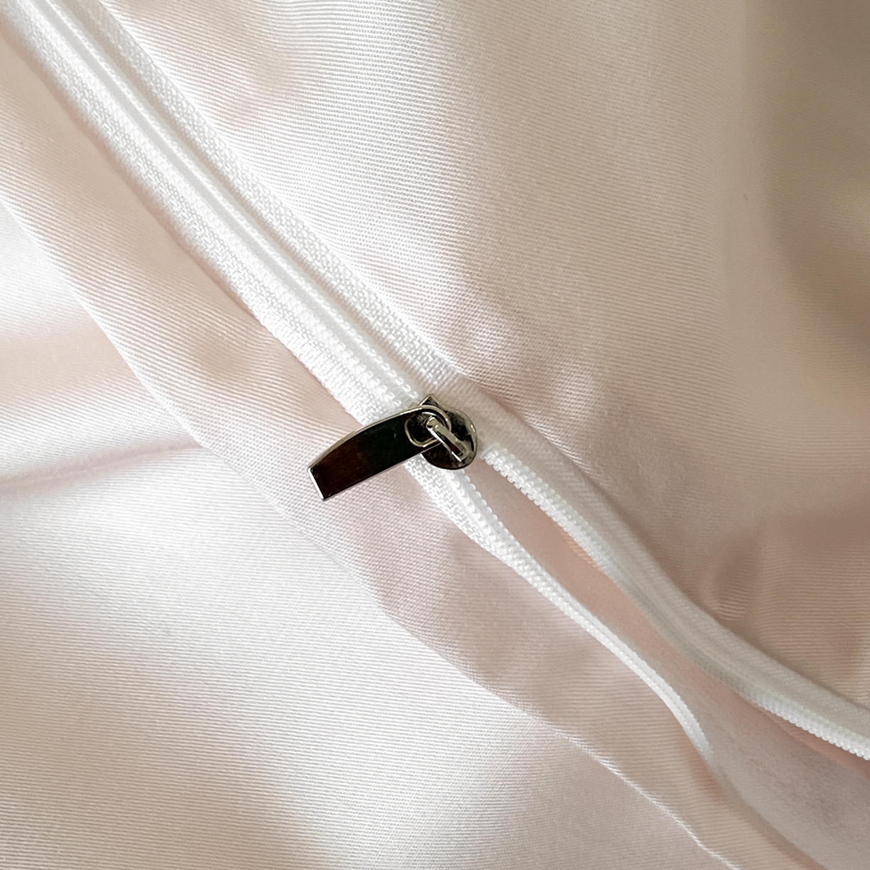 91家纺网 家纺一手货源 找家纺 博纳家纺 2026新款100%莱赛尔天丝四件套宽边拼角绣花工艺数码印花田园风轻奢凉感四件套（礼盒装） 夕颜