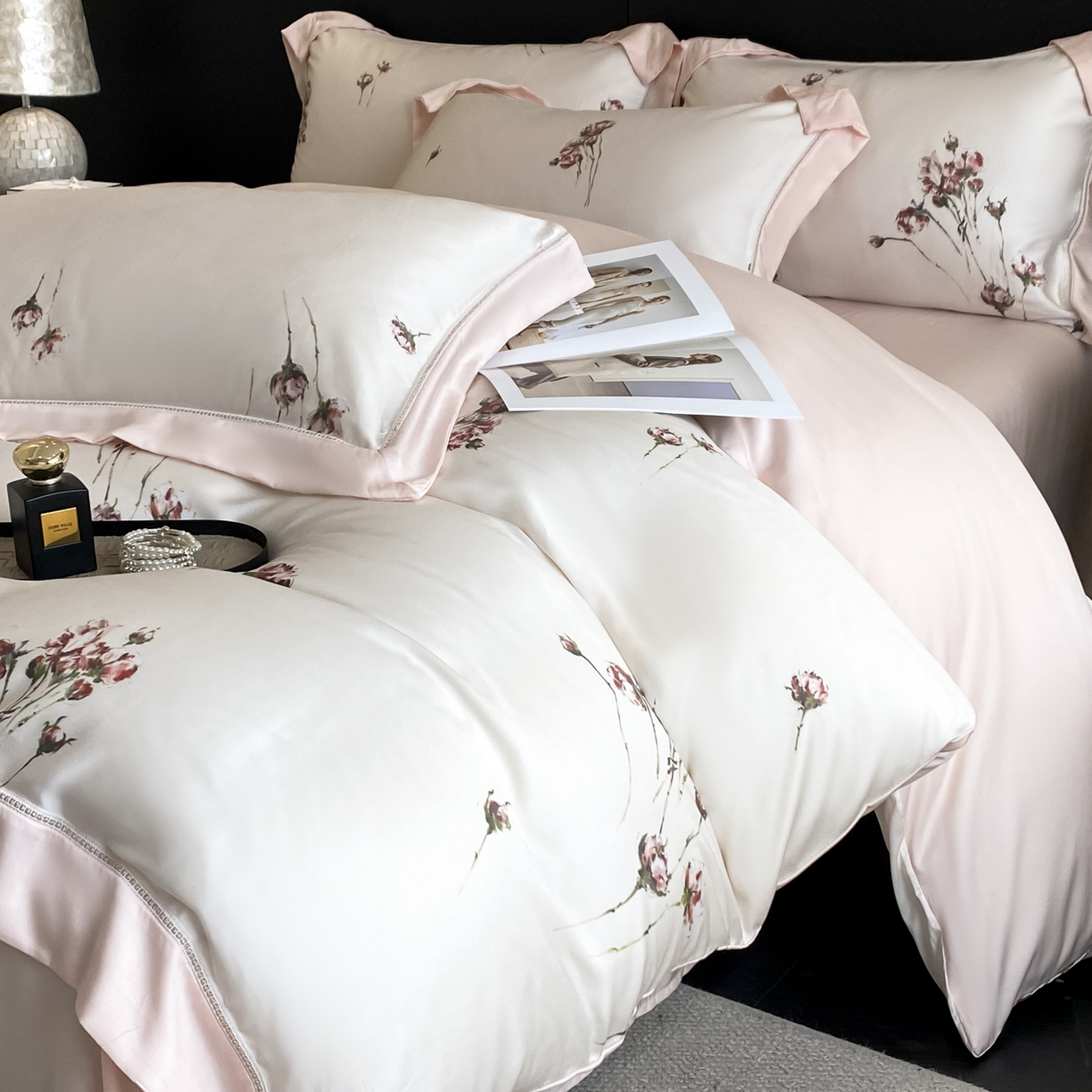 91家纺网 家纺一手货源 找家纺 博纳家纺 2026新款100%莱赛尔天丝四件套宽边拼角绣花工艺数码印花田园风轻奢凉感四件套（礼盒装） 夕颜