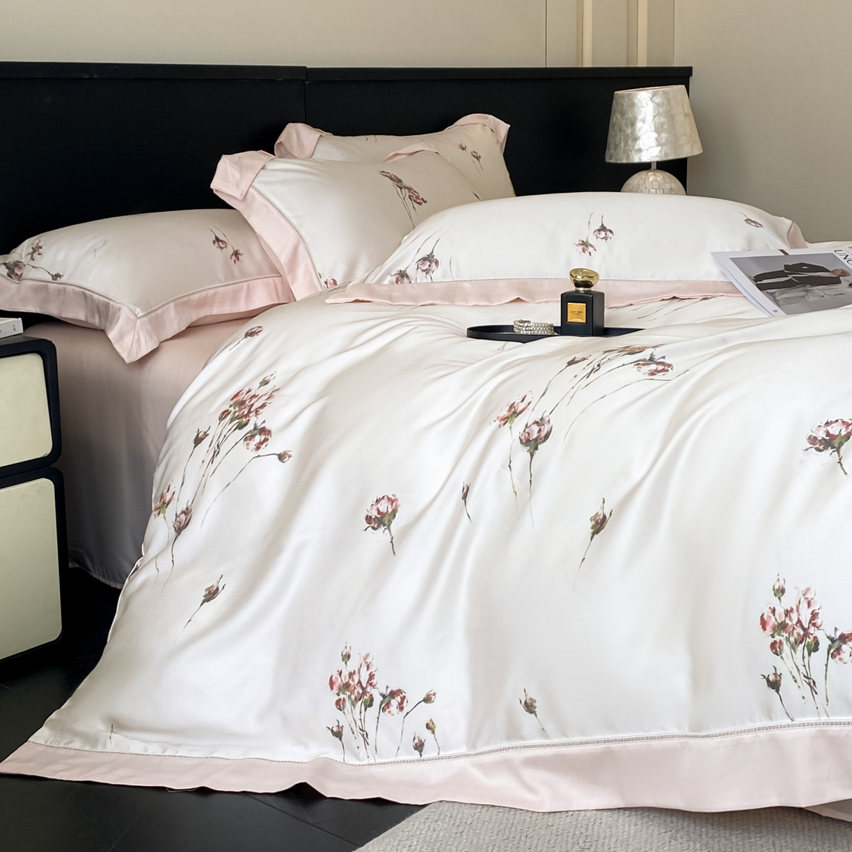 91家纺网 家纺一手货源 找家纺 博纳家纺 2026新款100%莱赛尔天丝四件套宽边拼角绣花工艺数码印花田园风轻奢凉感四件套（礼盒装） 夕颜