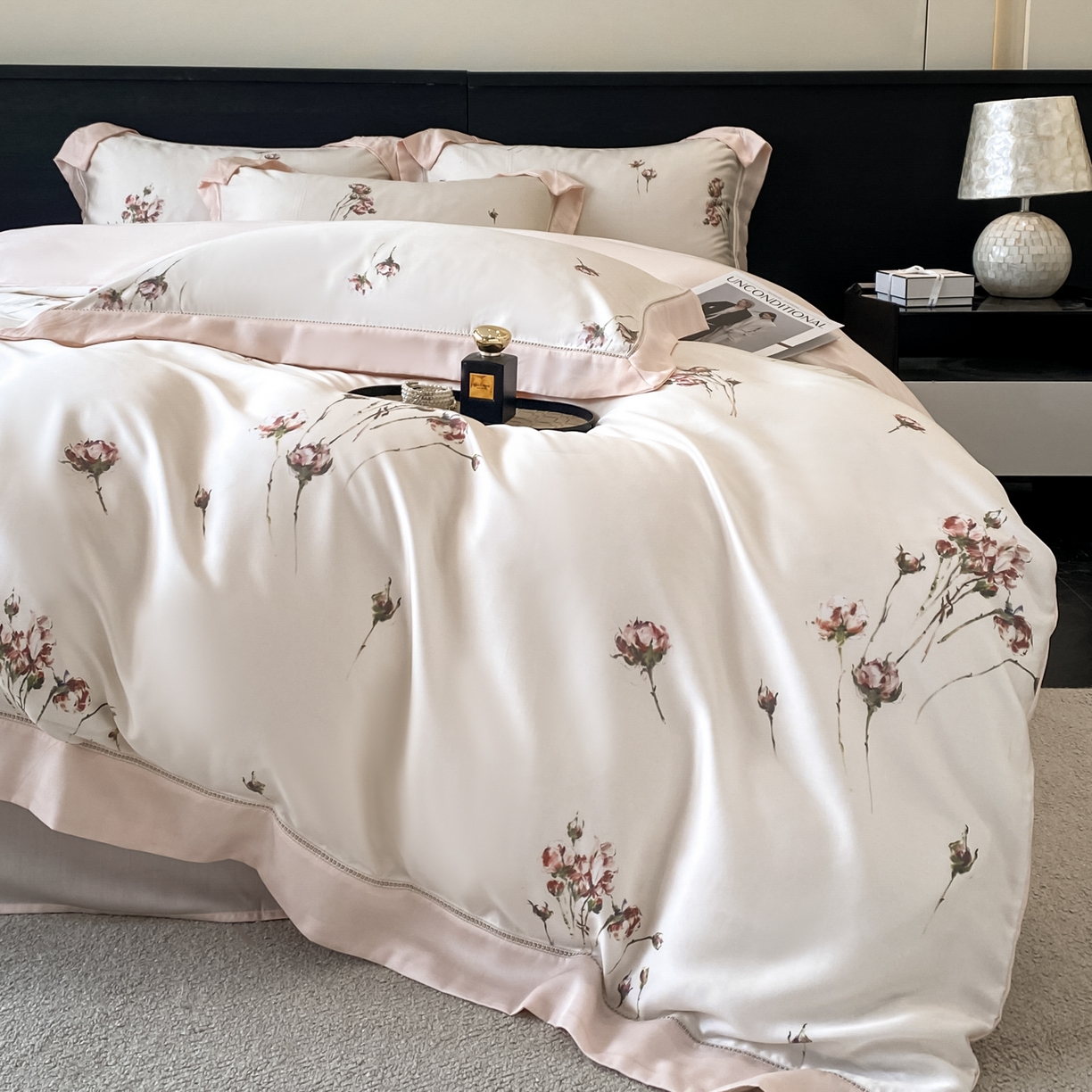 91家纺网 家纺一手货源 找家纺 博纳家纺 2026新款100%莱赛尔天丝四件套宽边拼角绣花工艺数码印花田园风轻奢凉感四件套（礼盒装） 夕颜