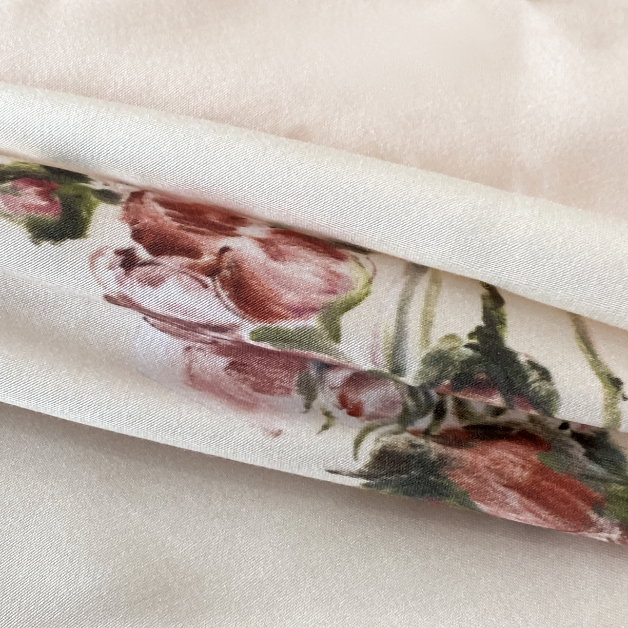 91家纺网 家纺一手货源 找家纺 博纳家纺 2026新款100%莱赛尔天丝四件套宽边拼角绣花工艺数码印花田园风轻奢凉感四件套（礼盒装） 夕颜