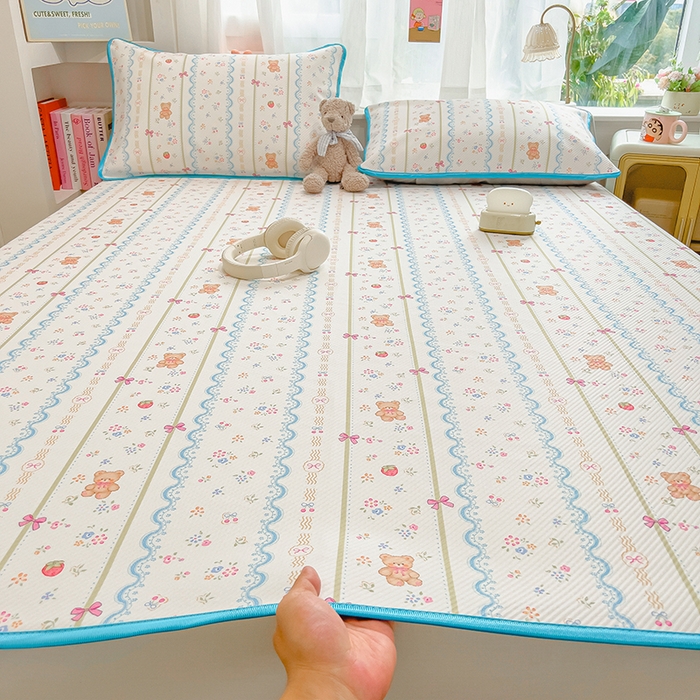 91家纺网 家纺一手货源 找家纺 莱米家纺 2026新款斜纹凉感床席冰豆豆系列 条纹小熊