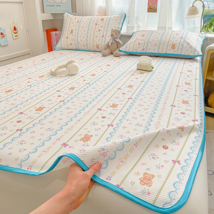 91家纺网 家纺一手货源 找家纺 莱米家纺 2026新款斜纹凉感床席冰豆豆系列 条纹小熊