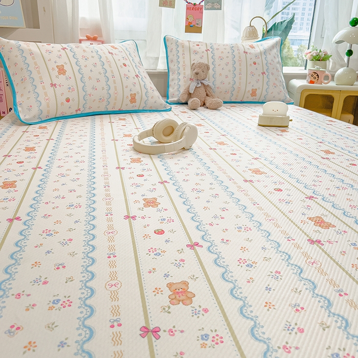 91家纺网 家纺一手货源 找家纺 莱米家纺 2026新款斜纹凉感床席冰豆豆系列 条纹小熊