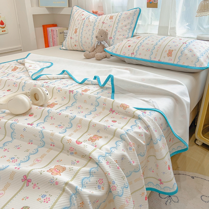 91家纺网 家纺一手货源 找家纺 莱米家纺 2026新款斜纹凉感床席冰豆豆系列 条纹小熊