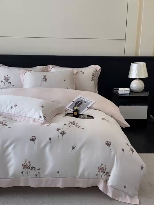 91家纺网 家纺一手货源 找家纺 博纳家纺 2026新款100%莱赛尔天丝四件套宽边拼角绣花工艺数码印花田园风轻奢凉感四件套（礼盒装） 夕颜