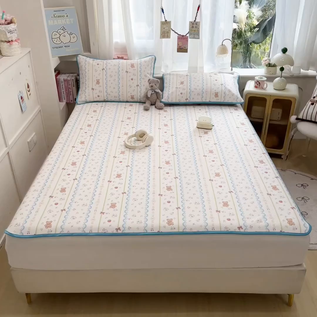 91家纺网 家纺一手货源 找家纺 莱米家纺 2026新款斜纹凉感床席冰豆豆系列 条纹小熊