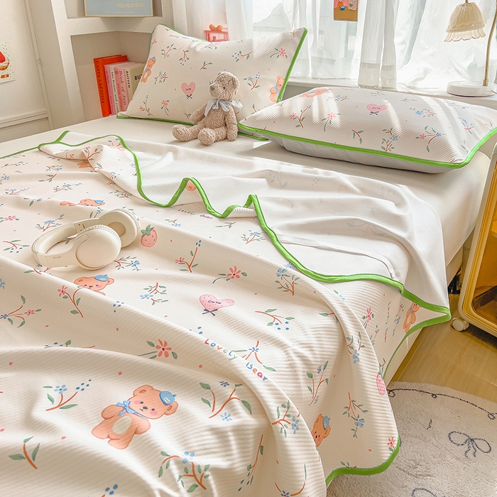 91家纺网 家纺一手货源 找家纺 莱米家纺 2026新款斜纹凉感床席冰豆豆系列 叶子小熊