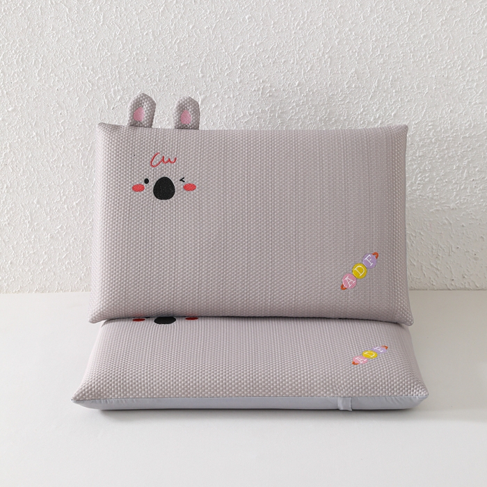 91家纺网 家纺一手货源 找家纺 织布人 2026新款枕芯夏季凉感可拆洗幼儿园儿童枕头学生宿舍专用枕套+枕芯 凉感甜心小莓-灰色