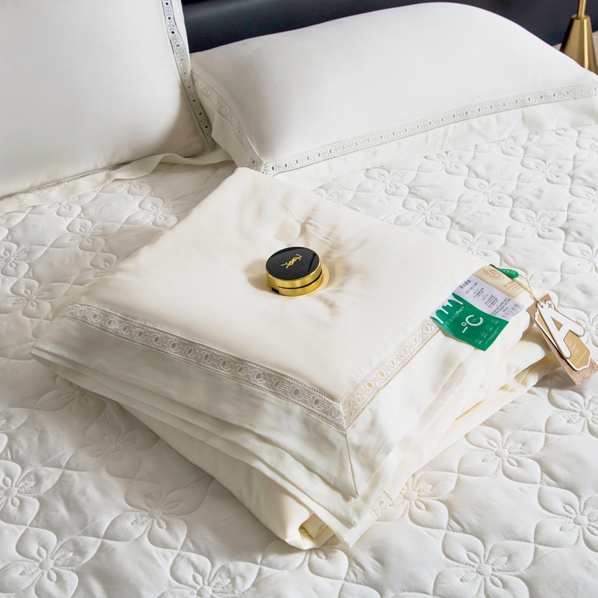 91家纺网 家纺一手货源 找家纺 三俏家纺 2026新款60支兰精天丝A类镂空床盖款夏被四件套纯色20％大豆蛋白【包质检】 奶芙白