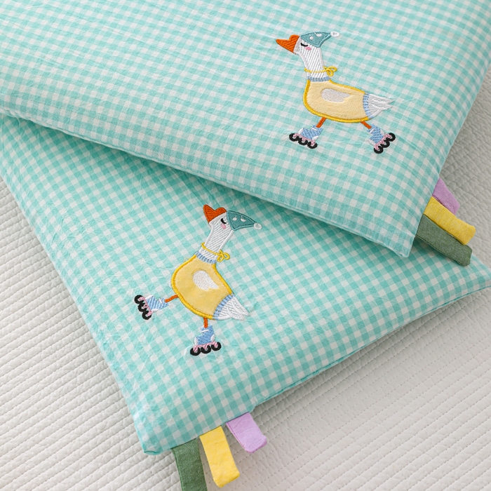 91家纺网 家纺一手货源 找家纺 织布人 2026新款枕芯全棉彩虹条可拆洗幼儿园儿童枕头学生宿舍专用枕套+枕芯 全棉彩虹条-滑板鸭鸭