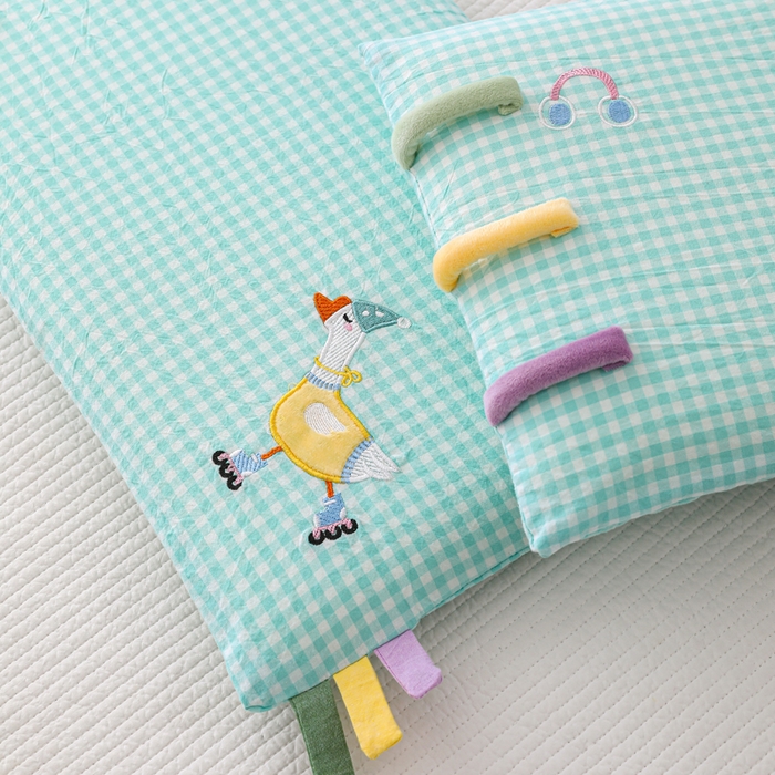 91家纺网 家纺一手货源 找家纺 织布人 2026新款枕芯全棉彩虹条可拆洗幼儿园儿童枕头学生宿舍专用枕套+枕芯 全棉彩虹条-滑板鸭鸭