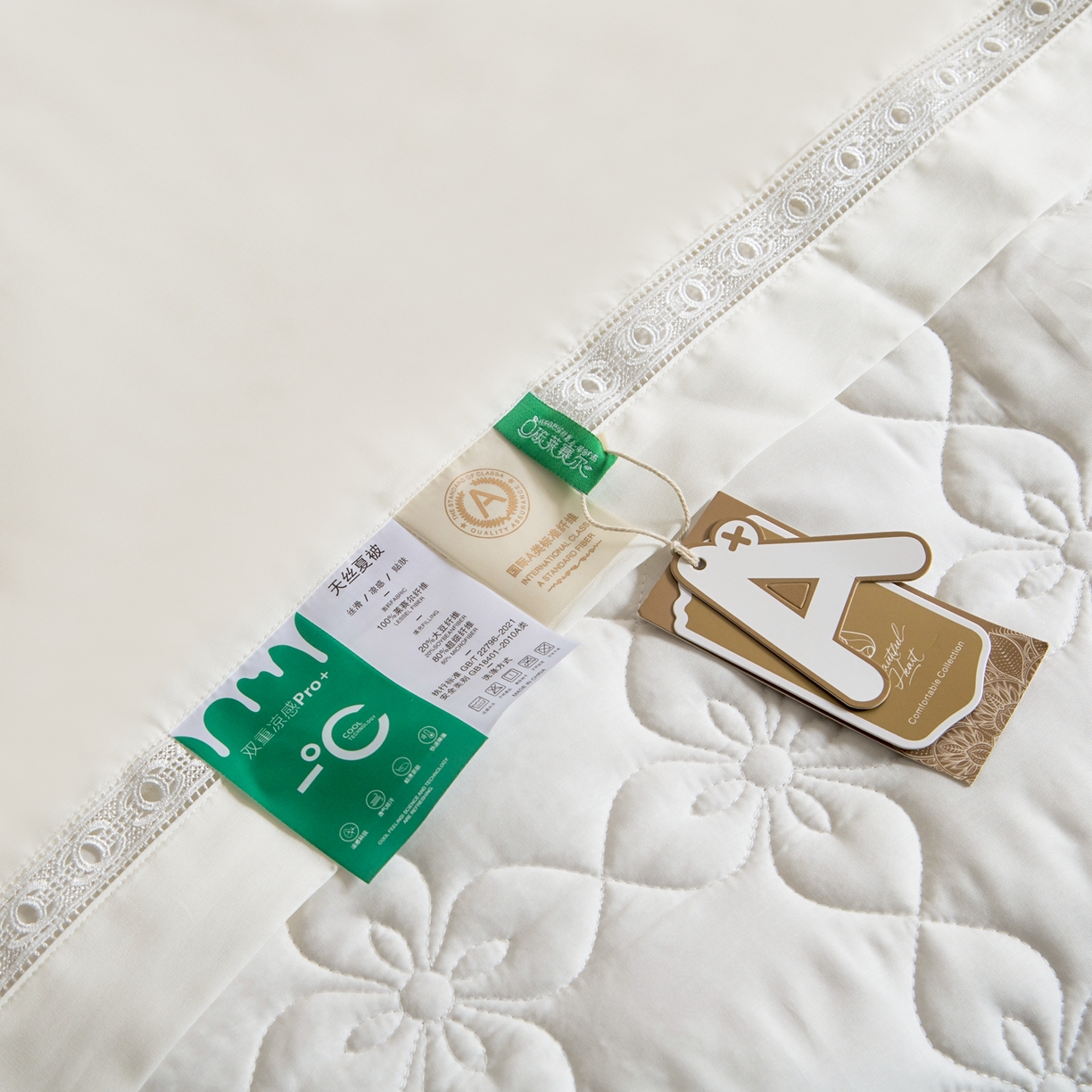 91家纺网 家纺一手货源 找家纺 三俏家纺 2026新款60支兰精天丝A类镂空床盖款夏被四件套纯色20％大豆蛋白【包质检】 奶芙白