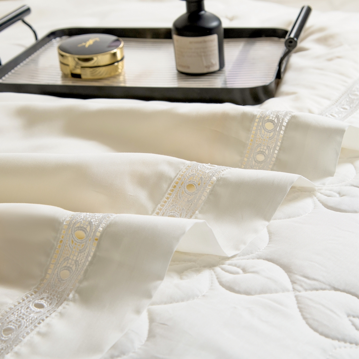 91家纺网 家纺一手货源 找家纺 三俏家纺 2026新款60支兰精天丝A类镂空床盖款夏被四件套纯色20％大豆蛋白【包质检】 奶芙白