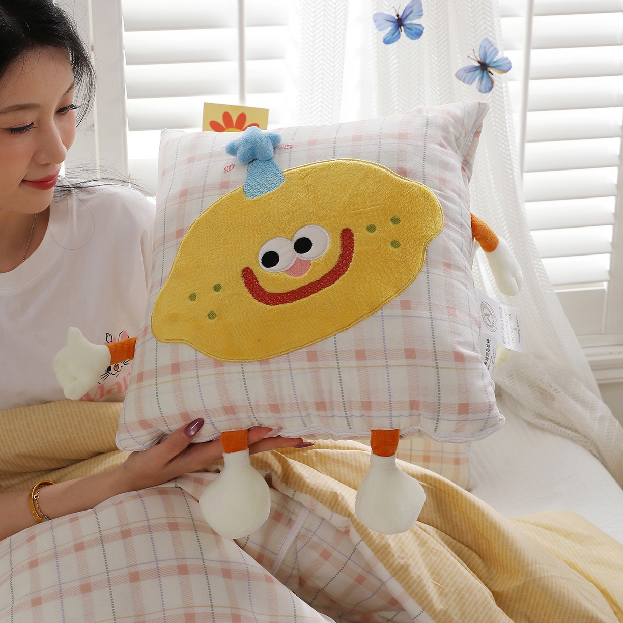 91家纺网 家纺一手货源 找家纺 照世家纺 2026新款多功能抱枕被-芒里偷闲 浅薇安