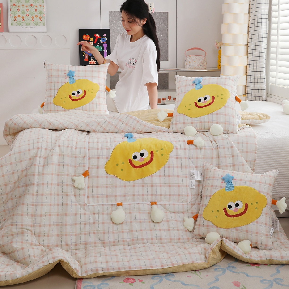 91家纺网 家纺一手货源 找家纺 照世家纺 2026新款多功能抱枕被-芒里偷闲 浅薇安