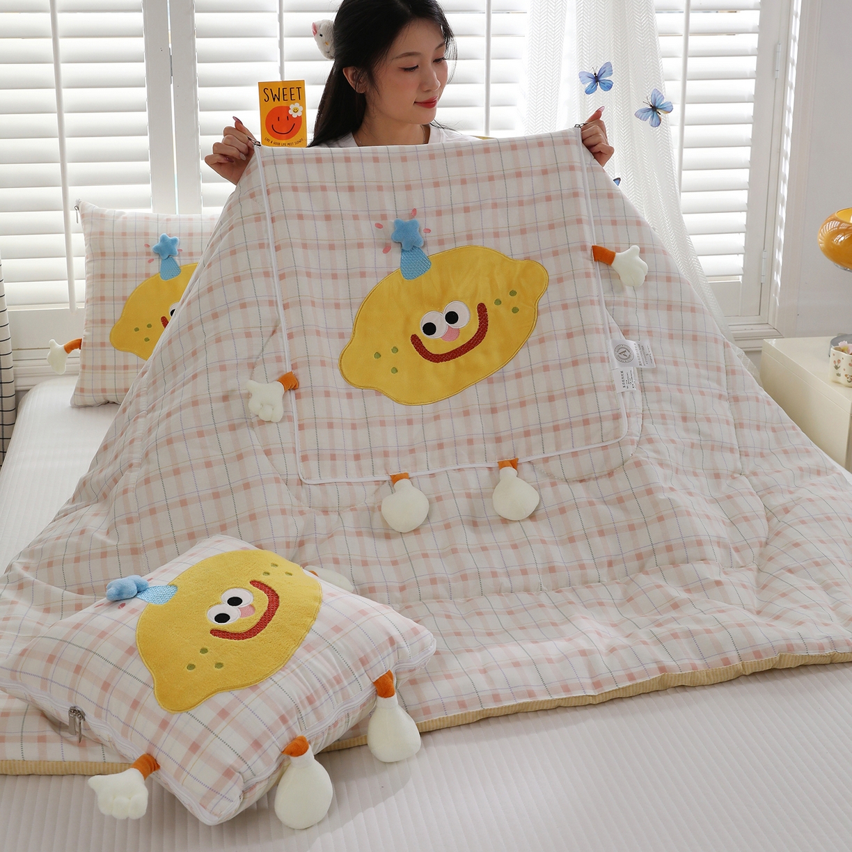 91家纺网 家纺一手货源 找家纺 照世家纺 2026新款多功能抱枕被-芒里偷闲 浅薇安