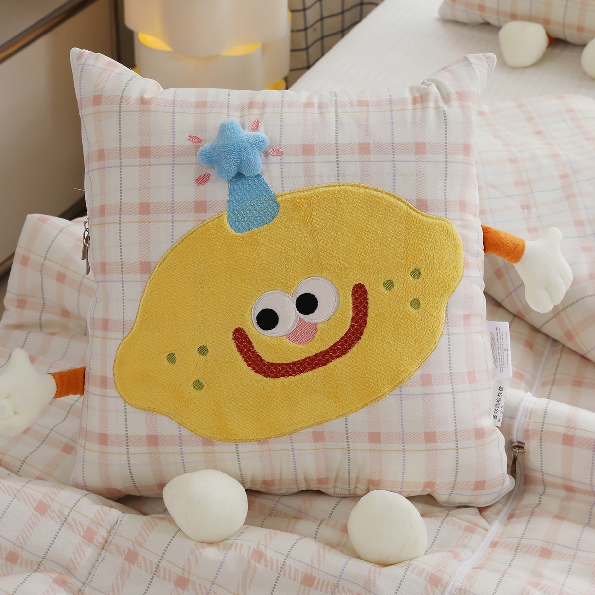 91家纺网 家纺一手货源 找家纺 照世家纺 2026新款多功能抱枕被-芒里偷闲 浅薇安