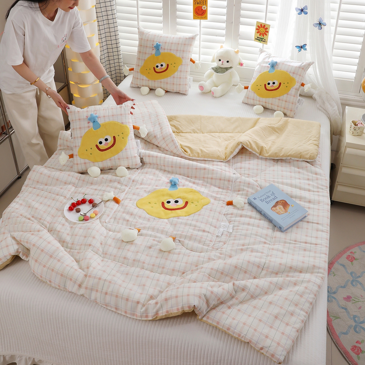 91家纺网 家纺一手货源 找家纺 照世家纺 2026新款多功能抱枕被-芒里偷闲 浅薇安