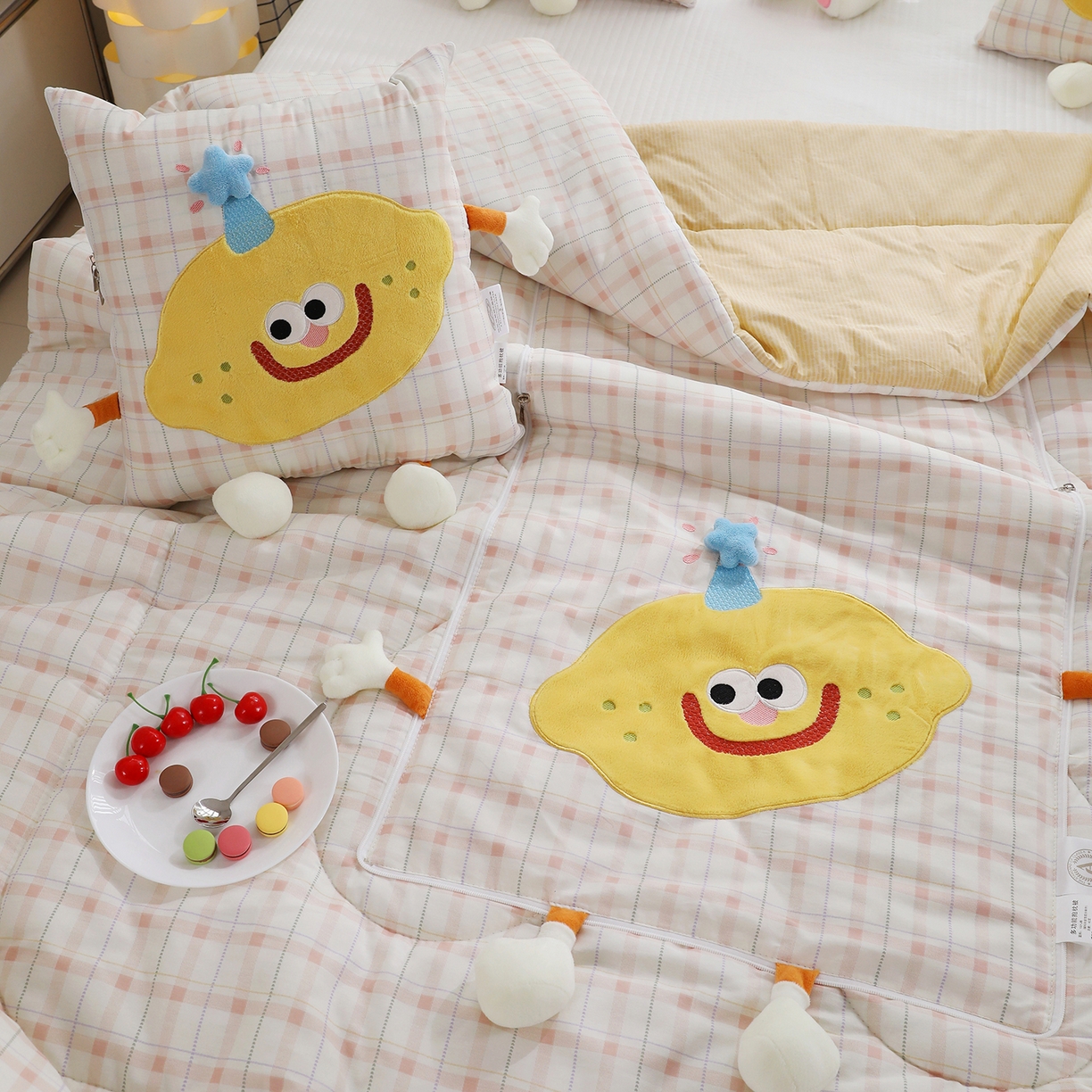 91家纺网 家纺一手货源 找家纺 照世家纺 2026新款多功能抱枕被-芒里偷闲 浅薇安