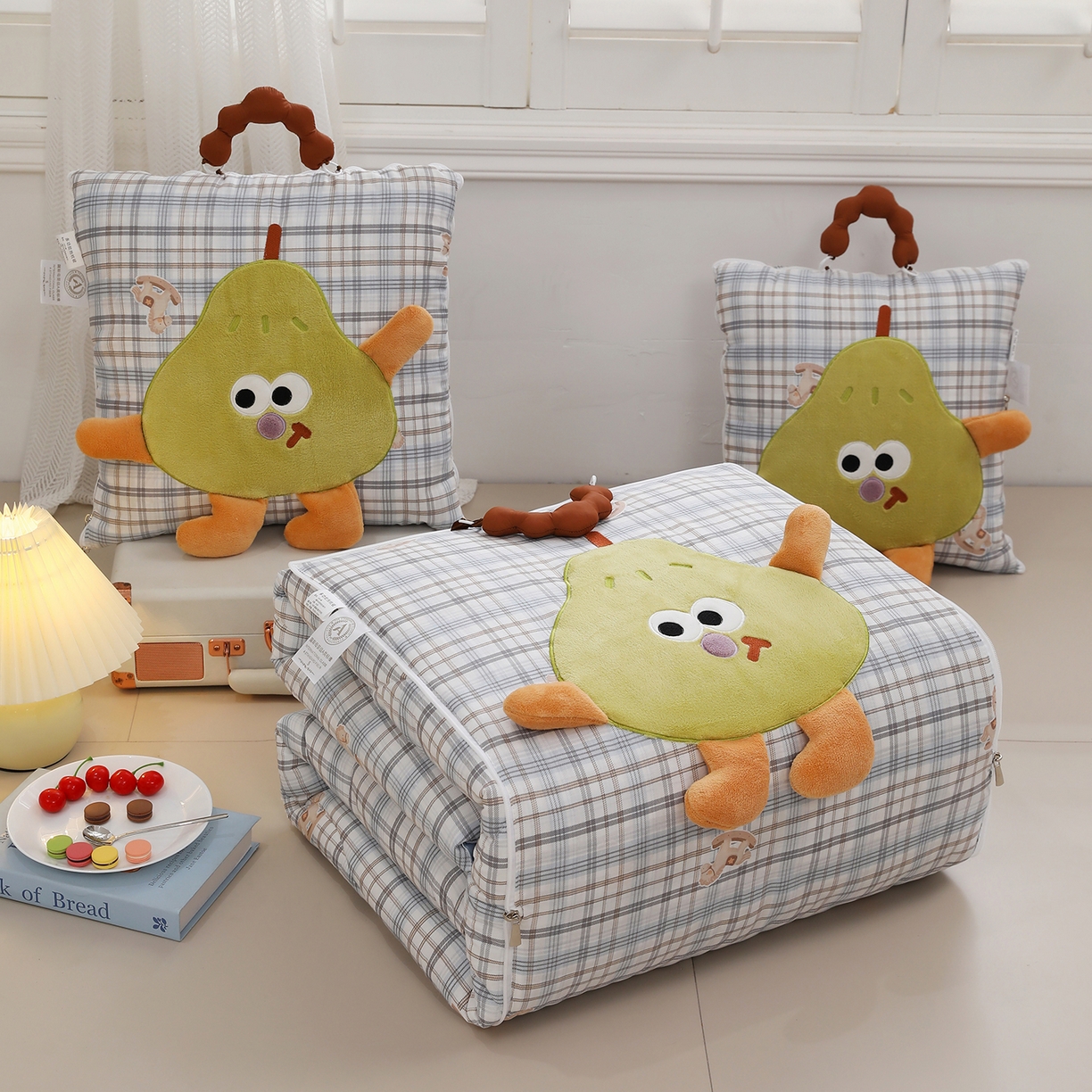 照世家纺 2026新款多功能手提式抱枕被-梨想成真 木马格