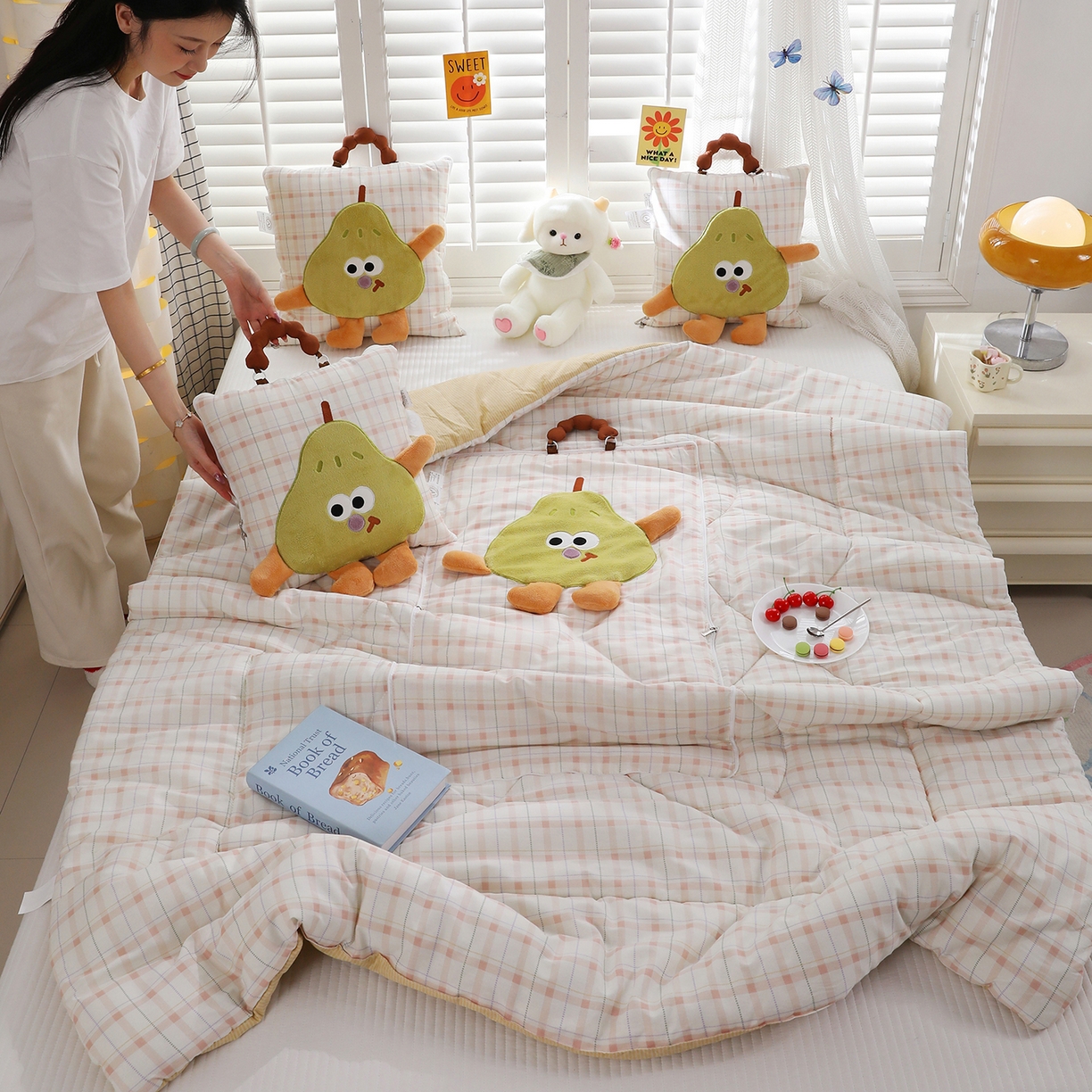 91家纺网 家纺一手货源 找家纺 照世家纺 2026新款多功能手提式抱枕被-梨想成真 浅薇安