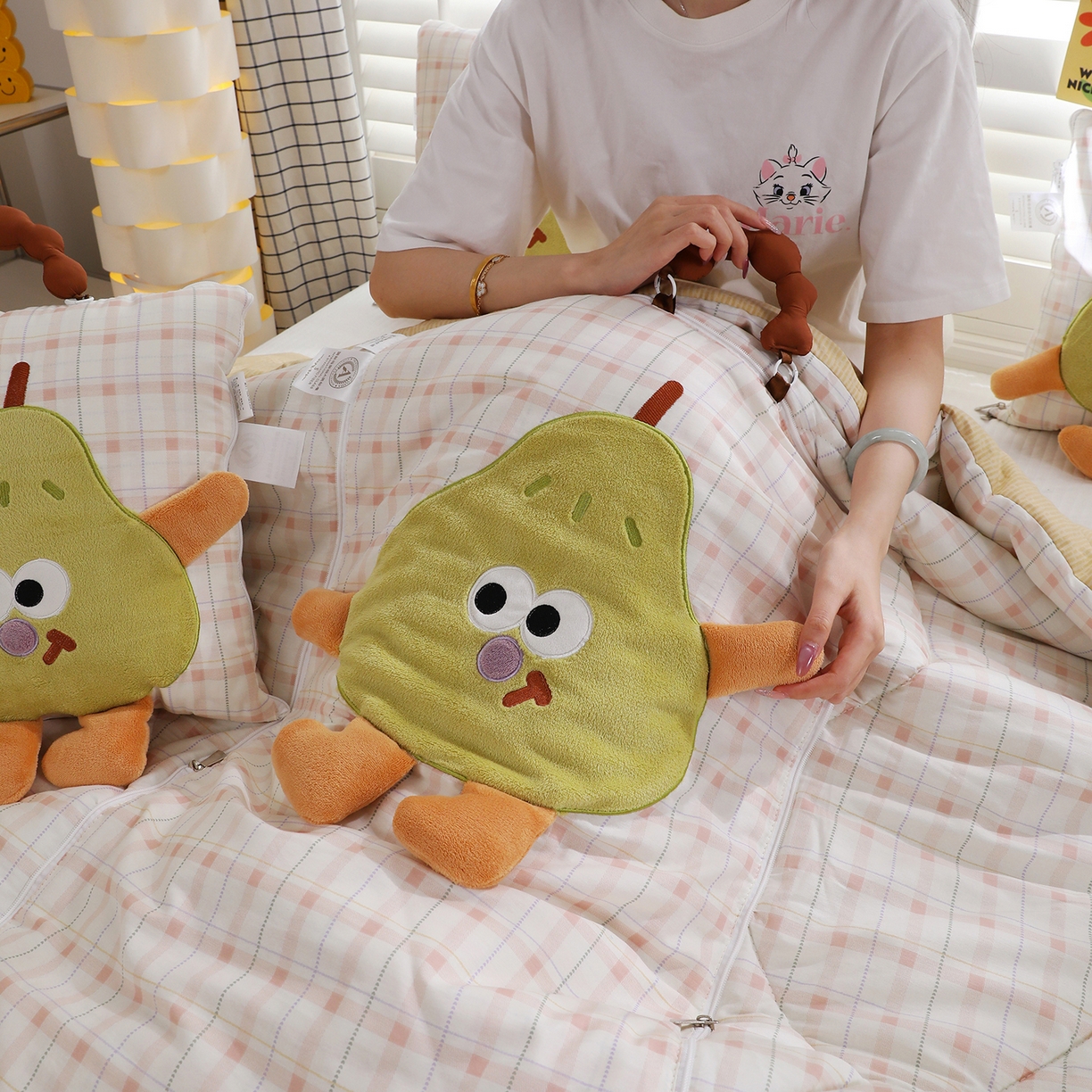 91家纺网 家纺一手货源 找家纺 照世家纺 2026新款多功能手提式抱枕被-梨想成真 浅薇安