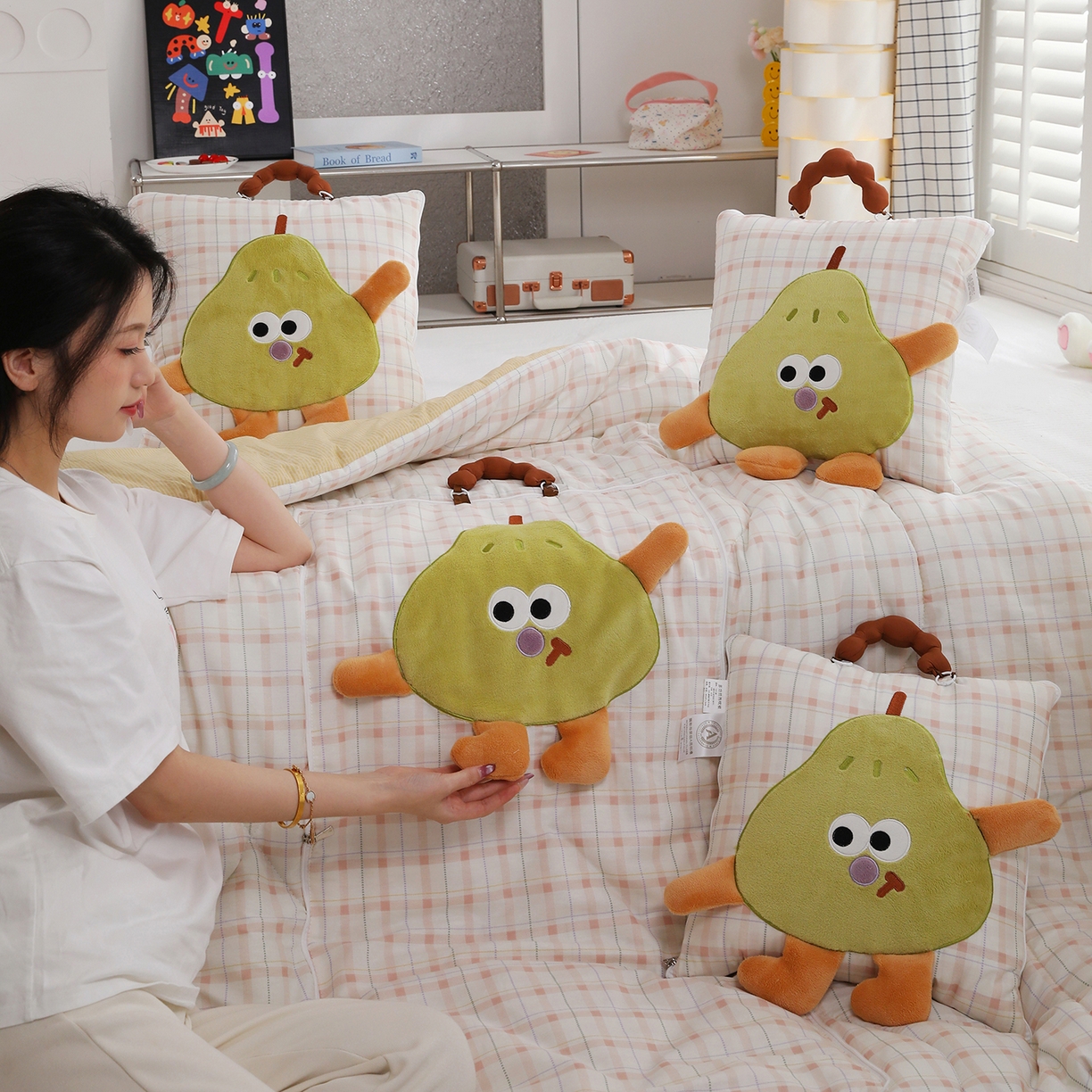 91家纺网 家纺一手货源 找家纺 照世家纺 2026新款多功能手提式抱枕被-梨想成真 浅薇安