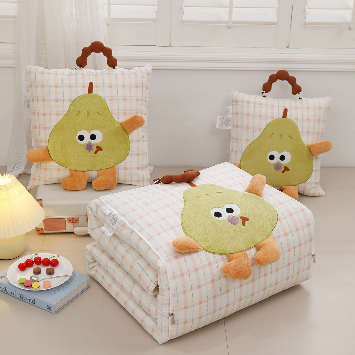 照世家纺 2026新款多功能手提式抱枕被-梨想成真 浅薇安