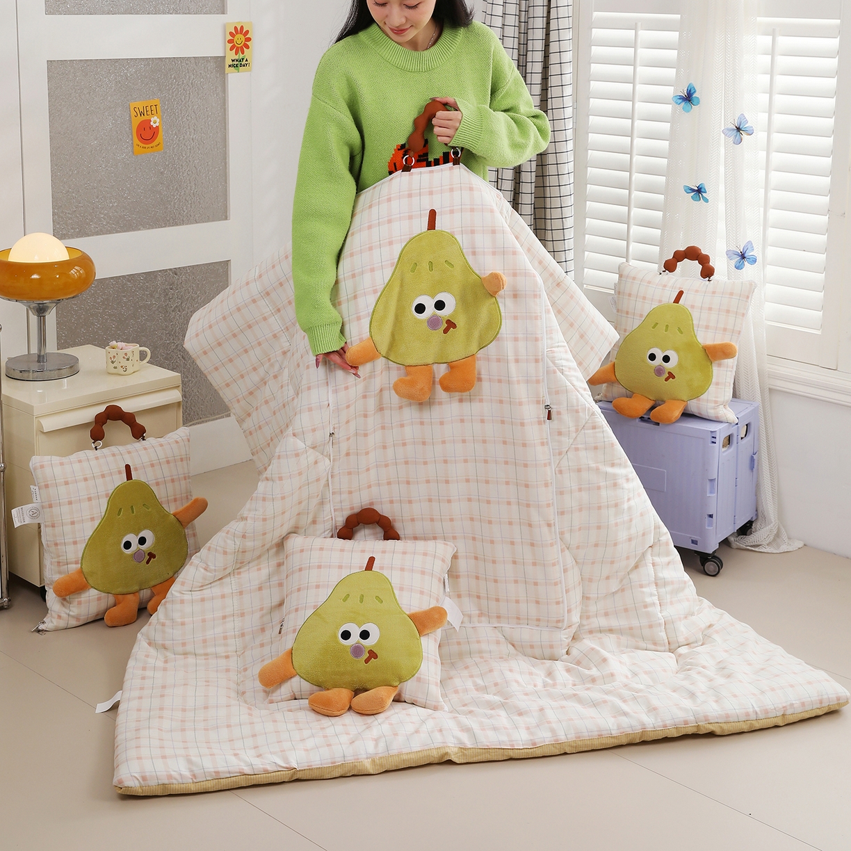 91家纺网 家纺一手货源 找家纺 照世家纺 2026新款多功能手提式抱枕被-梨想成真 浅薇安