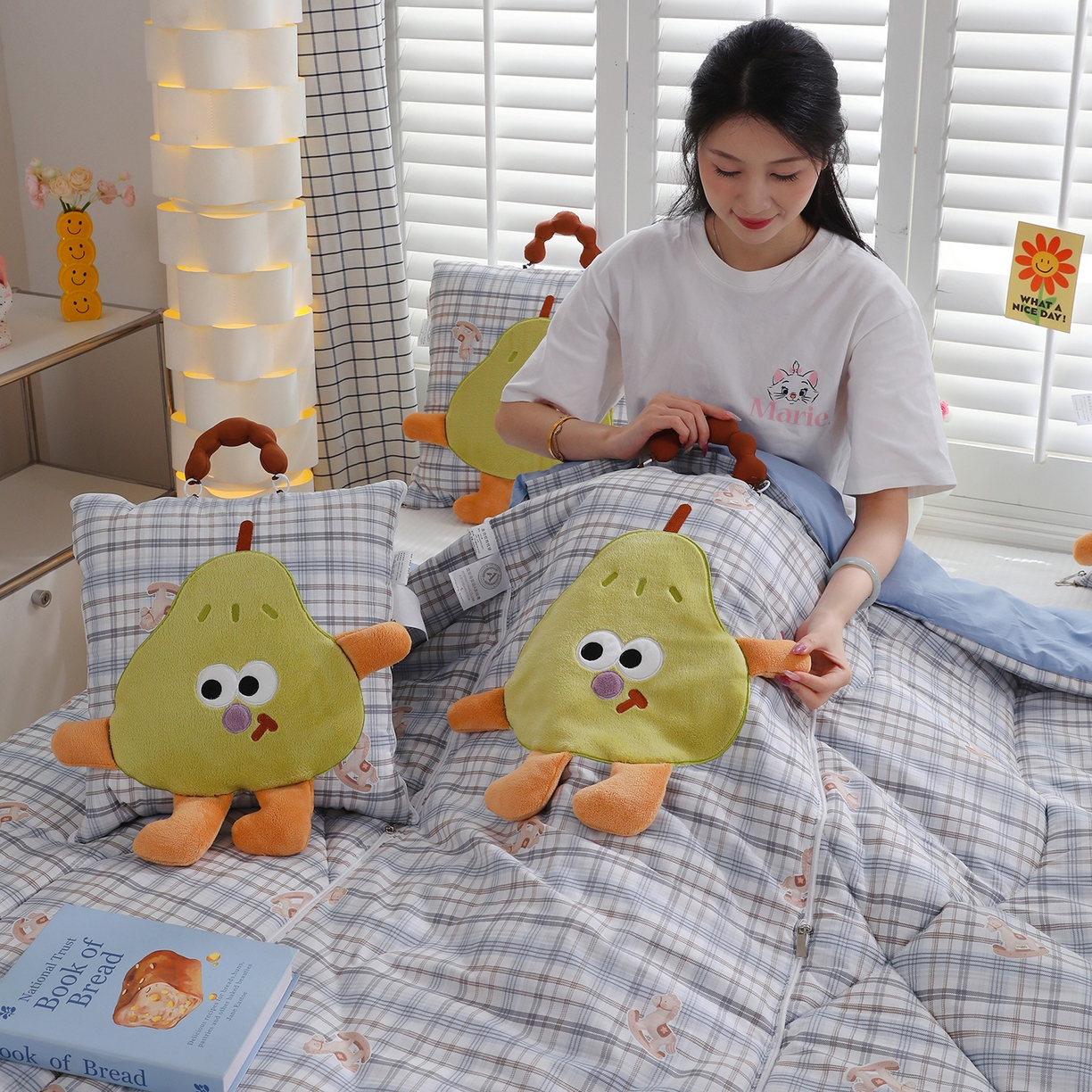 91家纺网 家纺一手货源 找家纺 照世家纺 2026新款多功能手提式抱枕被-梨想成真 木马格