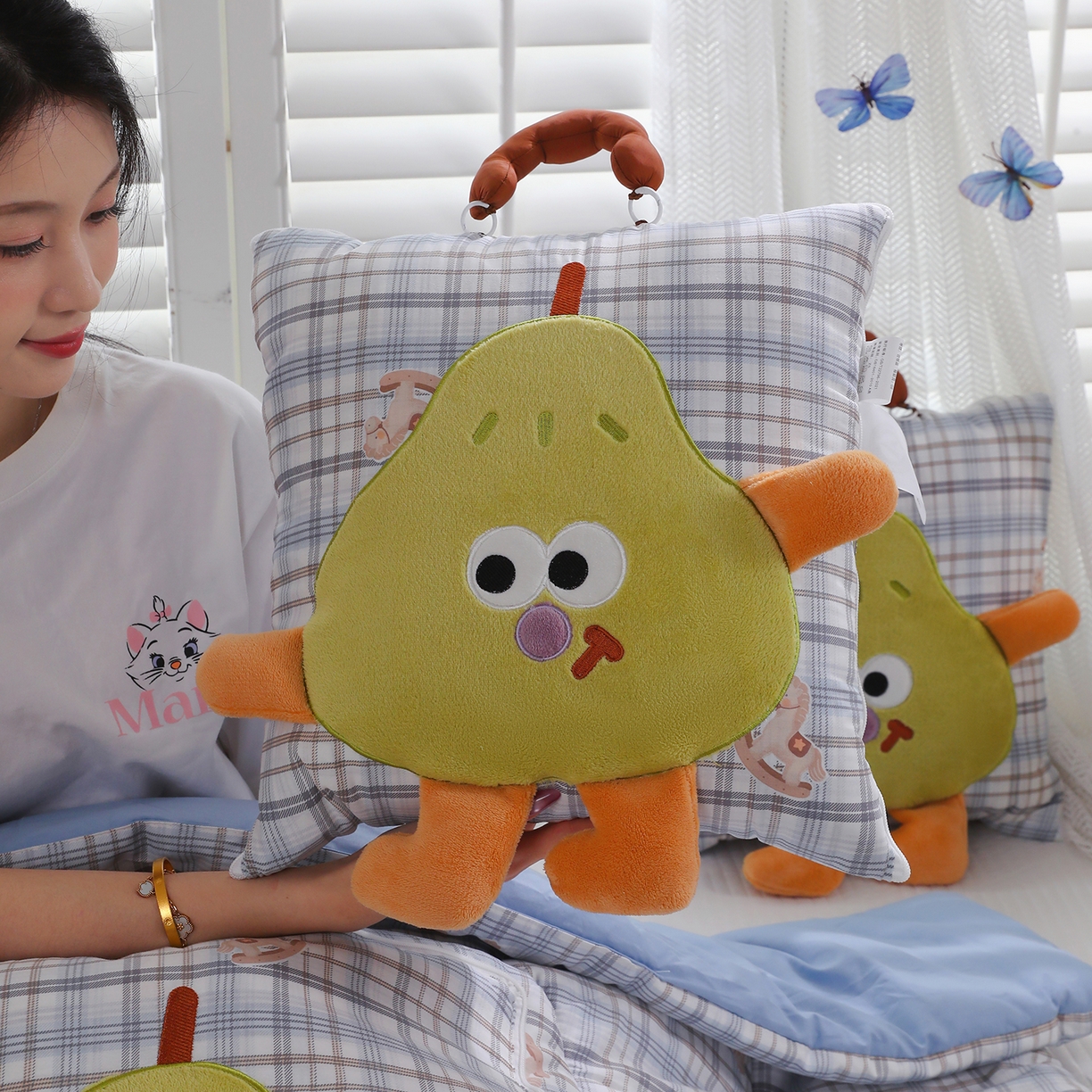 91家纺网 家纺一手货源 找家纺 照世家纺 2026新款多功能手提式抱枕被-梨想成真 木马格