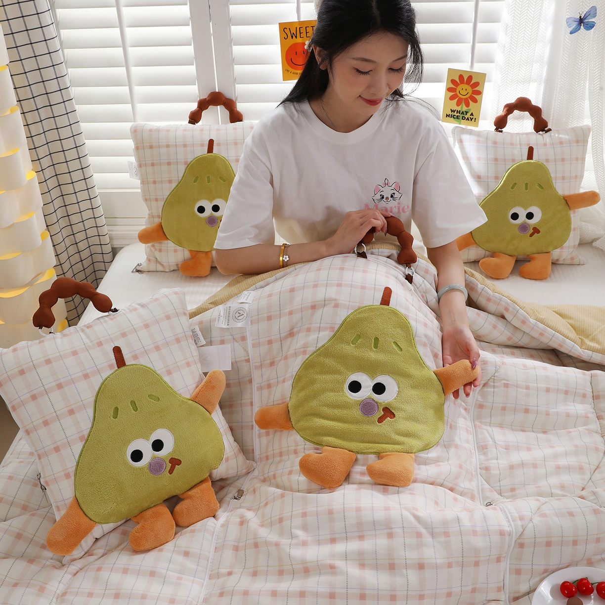 91家纺网 家纺一手货源 找家纺 照世家纺 2026新款多功能手提式抱枕被-梨想成真 浅薇安